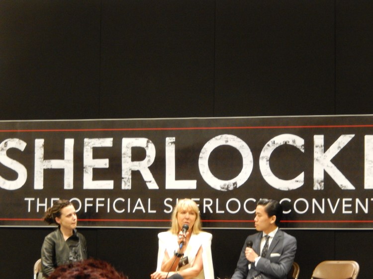Sarah Arthur( création costumes) au centre, durant son talk avec l'équipe du site Sherlockology
